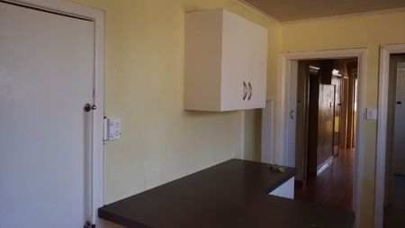 Three bedroom home in handy location - Photo 2