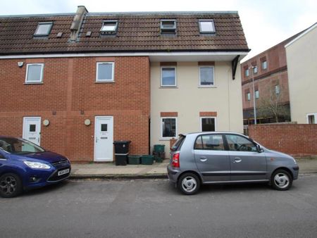 A brilliant 4 bed townhouse situated in a great Bishopston area. Set over 3 storeys, this property benefits from being within a short distance of the hustle and bustle of the ever popular Gloucester Road and its eclectic mix of shops, cafes and pubs. Please contact for more details... - Photo 2