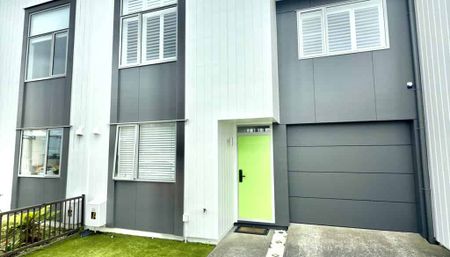 Stylish & Sun-Drenched Townhouse in Prime Flat Bush Location - Photo 2