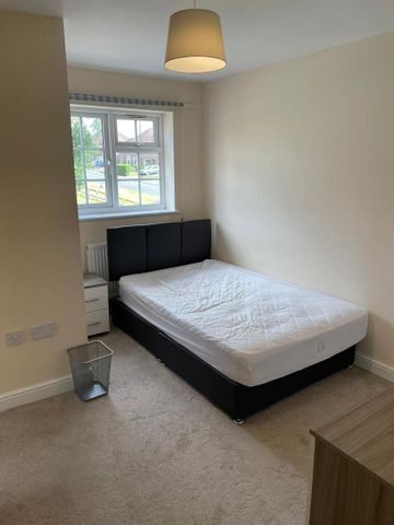 1 bedroom in a house share to rent - Photo 2