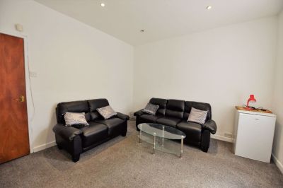 4 bedroom House in Burley Lodge Terrace, Leeds - Photo 4