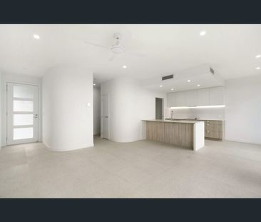 4/176 Marina Quays Blvd, Hope Island, Qld 4212 - Photo 2