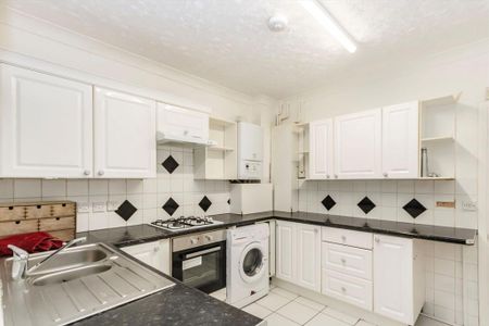 4 bedroom flat to rent - Photo 3