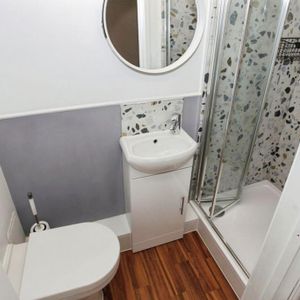 1 bedroom in a house share to rent - Photo 2