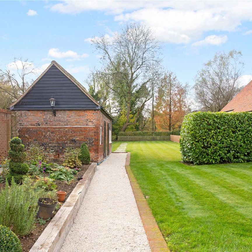 A charming and thoughtfully converted Grade II listed five-bedroom home, formerly the Blue Anchor pub, blending character and modern living in the heart of St Albans. - Photo 1