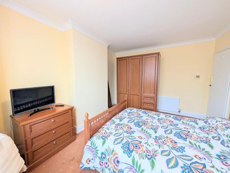 1 bedroom in a house share to rent - Photo 2