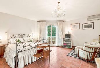 Elegante villa con giardino a due passi dal mare
