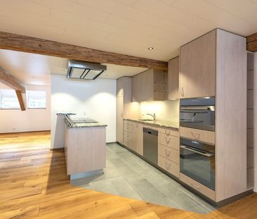 Zentral, luxuriös, neu renoviert mit grossem Balkon und Aussicht - Photo 1