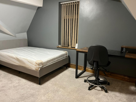 1 bedroom in a house share to rent - Photo 1