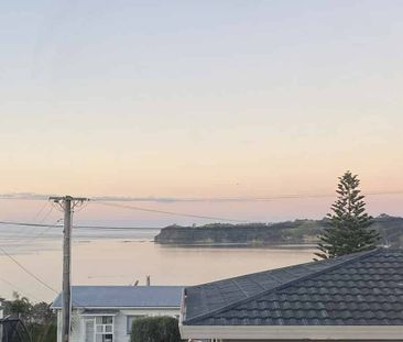 5-Bedroom, 2-Bathroom Family Home in Stanmore Bay - Photo 1