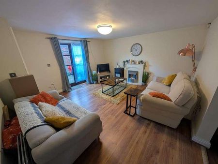 Balderton Gate, NG24 - Photo 2