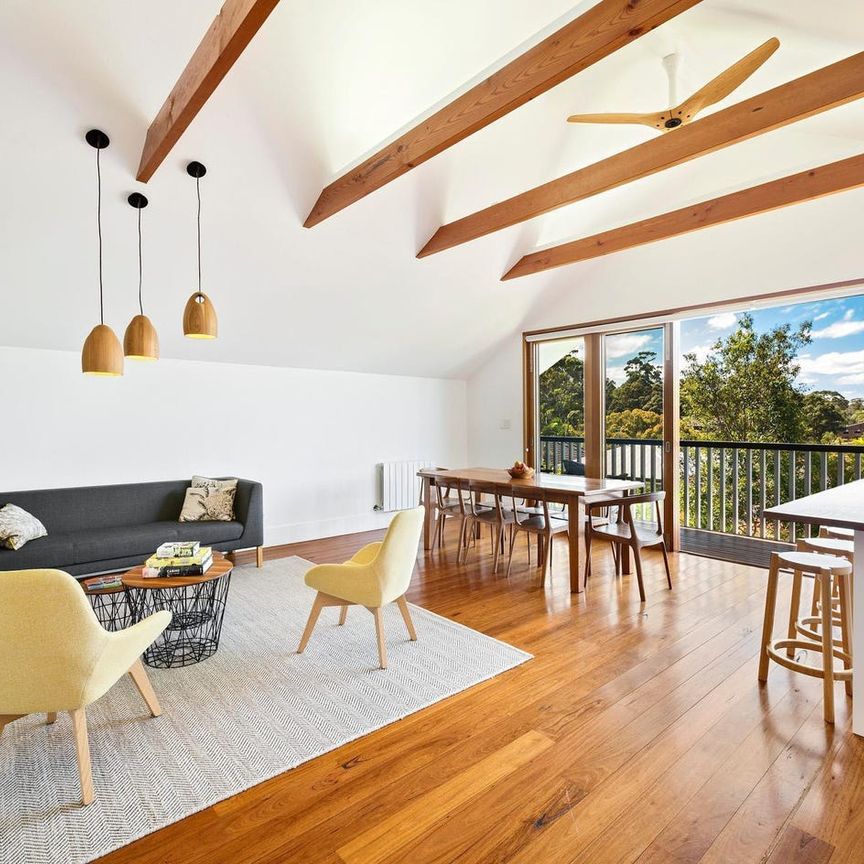 Located just minutes walk from local shops and cafes, city transport - Photo 1