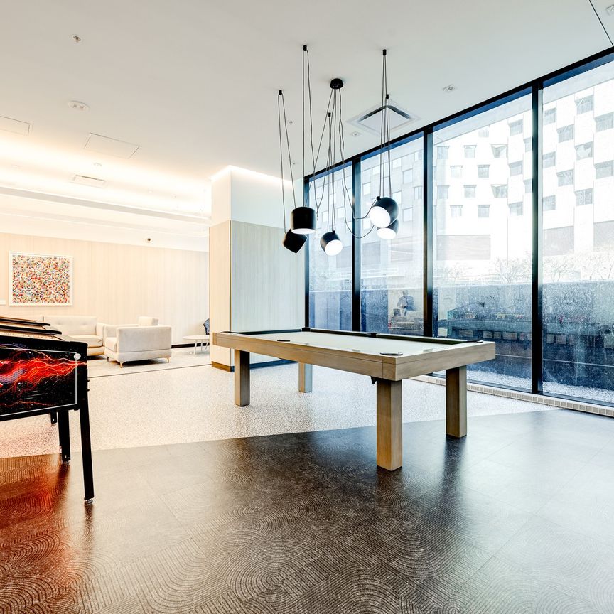 Luxury 2 - Bedroom Condo for Rent - Exceptional View of Montreal, furnished - Photo 1