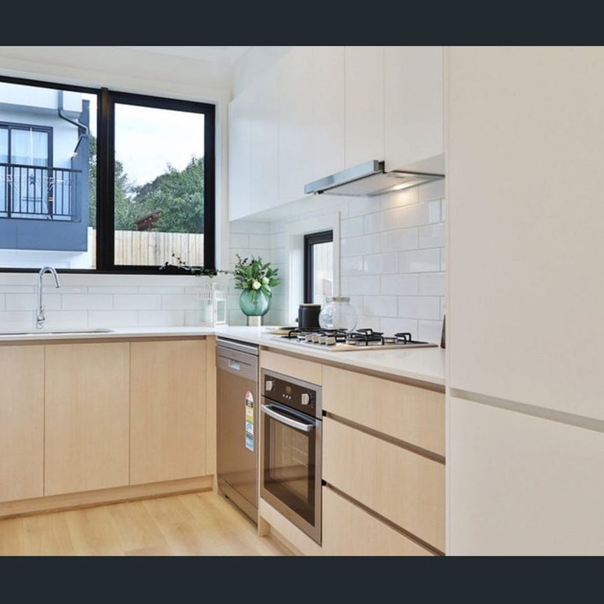 A lifestyle location and sophistication - Photo 1