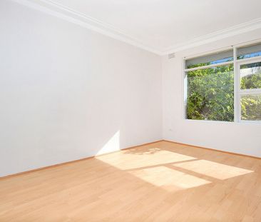 BRIGHT TOP FLOOR APARTMENT IN UNBEATABLE LOCATION - Photo 4