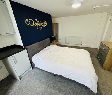 1 bedroom in a house share to rent - Photo 2