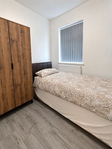 4 Bed Terraced House, Longden Road, M12 - Photo 4