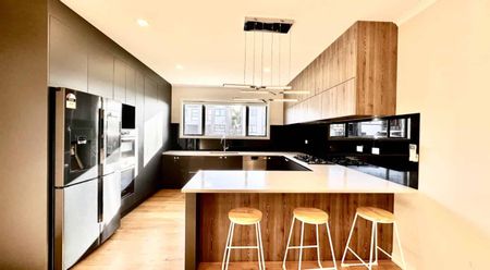 Luxurious Family Home - Photo 2