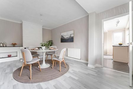 4 bedroom end of terrace house to rent - Photo 3