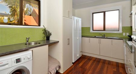 Perfect for a small family - 2 Bedrooms Plus 2 room Utility - Great storage - Photo 5