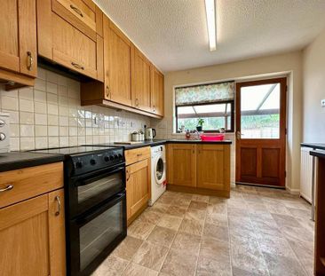 3 bedroom detached bungalow to rent - Photo 2