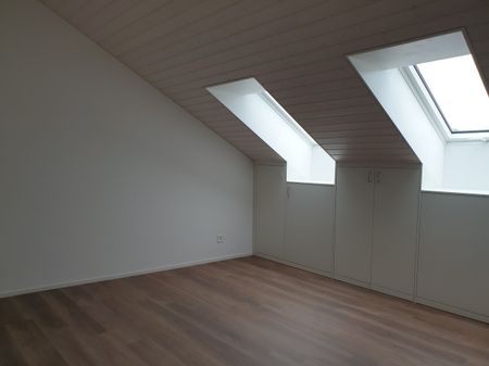 Superbe appartement de 4,5 pièces en duplex au 1er étage avec grand balcon situé au centre du village dans un quartier calme - Photo 2