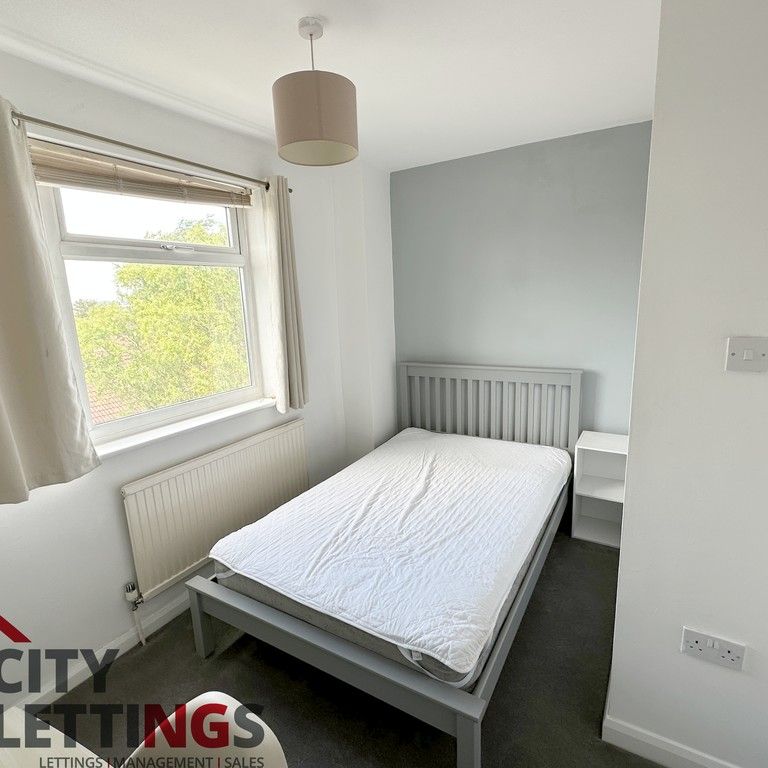 5 Bedroom Mid Terraced House - Photo 1