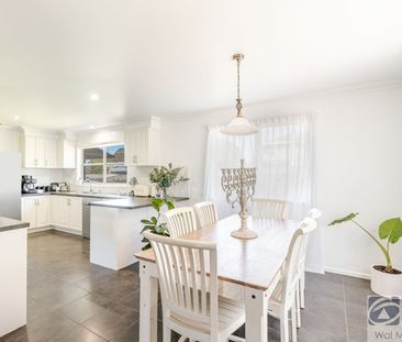 IMMACULATE FAMILY HOME - Photo 3