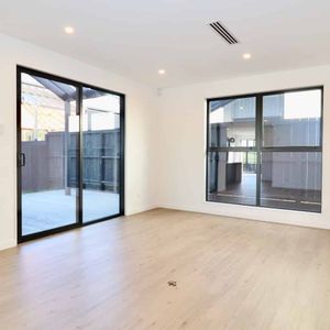 Spacious 4Bedroom Home in Karaka Village - Photo 2