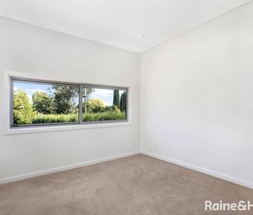 Luxury 3 Bedroom Townhouse - Close To Town - Photo 2