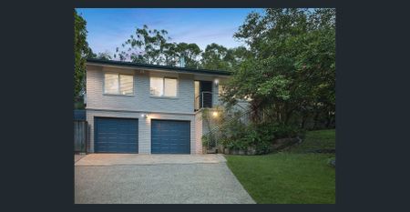 Contemporary family home in lush garden setting - Photo 4