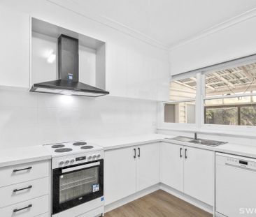 Freshly refurbished three bedroom residence - Photo 2