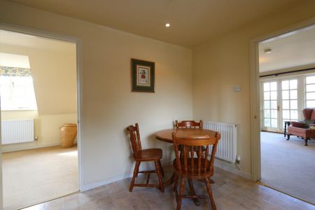 1 bedroom coach house to rent - Photo 2