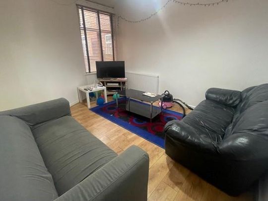 4 bedroom private hall to rent - Photo 1