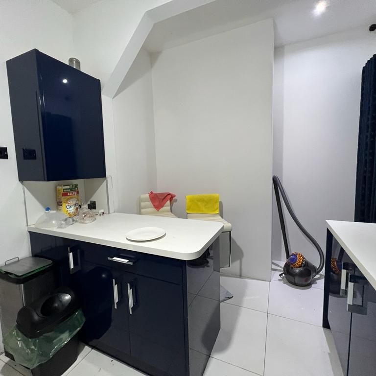 Ensuite to let in sharing house- 900 pcm inclusive bills - Photo 1