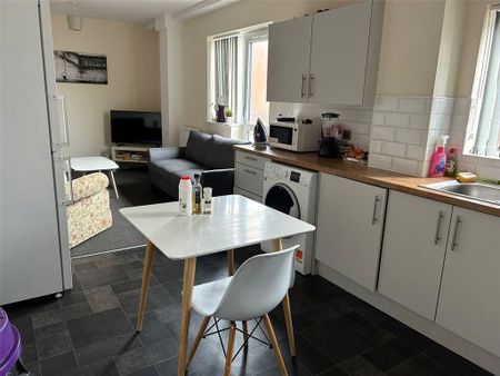 1 bedroom in a house share to rent - Photo 4