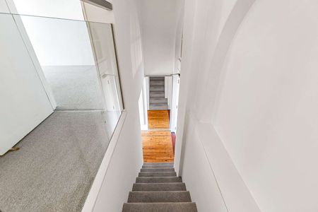 Beautiful duplex loft apartment set within an iconic school conversion. - Photo 5