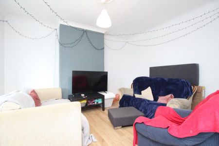 6 bedroom semi-detached house to rent - Photo 2