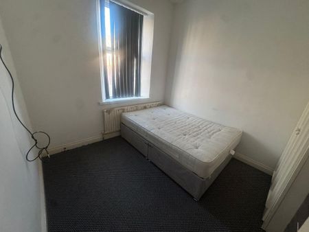 3 bedroom flat to rent - Photo 3