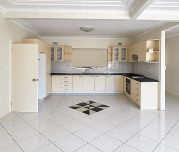 SPACIOUS FAMILY HOME WITH GRANNY FLAT & LARGE BACKYARD - Photo 5