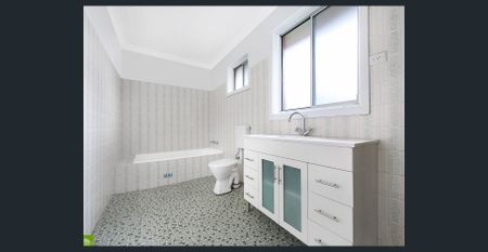 EASY-CARE FAMILY HOME IN PRIME LOCATION! - Photo 3