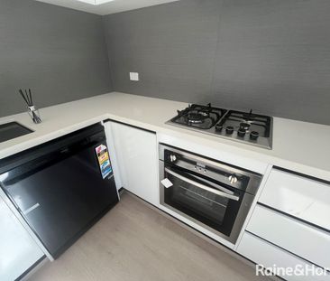 Brand New 2 bedroom plus study Townhouse in central location close ... - Photo 5