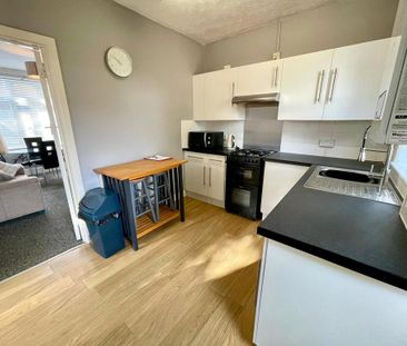 4 bedroom semi-detached house to rent - Photo 2