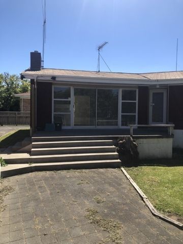 Step into this lovely, easy-care three-bedroom brick home with year-round comfort thanks to a heat pump and Moisture Master system. - Photo 3