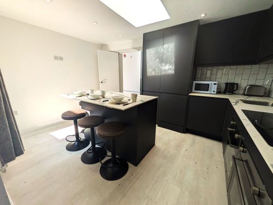 Bright Room in Freshly Refurbished Flat - Photo 1