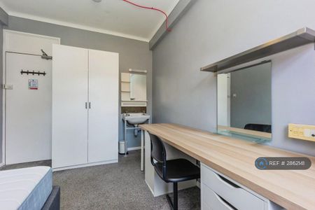 1 bedroom in a house share to rent - Photo 5