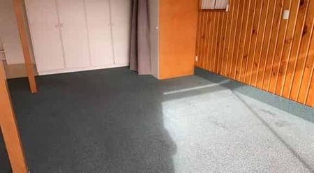 Spacious, Low-Maintenance Bedsit in Nukuhau – A Rare Find! - Photo 3