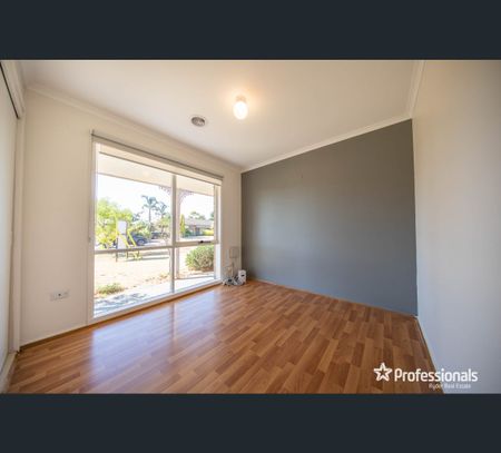 22 Denny Pl, Melton South, Vic 3338 - Photo 5