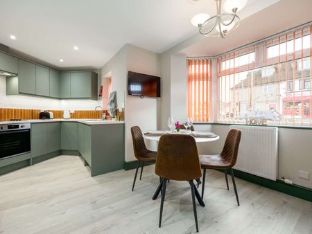 OX Living is proud to present this high-quality 3-bedroom co-living property, perfect for working professionals looking for stylish, stress-free living. Room 2 - Photo 5