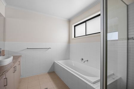 Easy Living in the Heart of Flora Hill - Photo 3